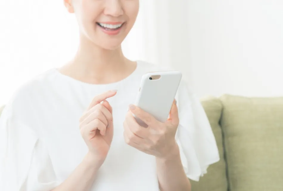 女性がスマートフォンの操作をしている様子